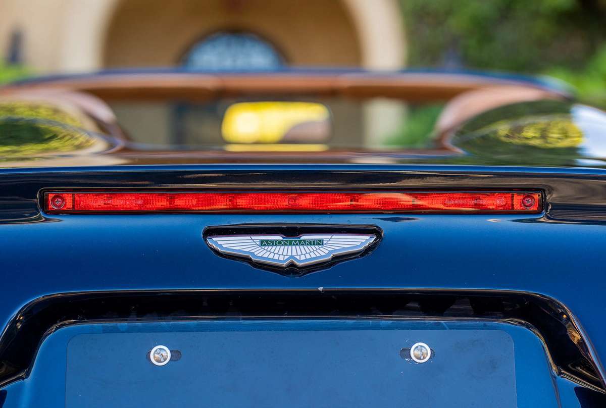 أستون مارتن Aston Martin DB AR1 شعار