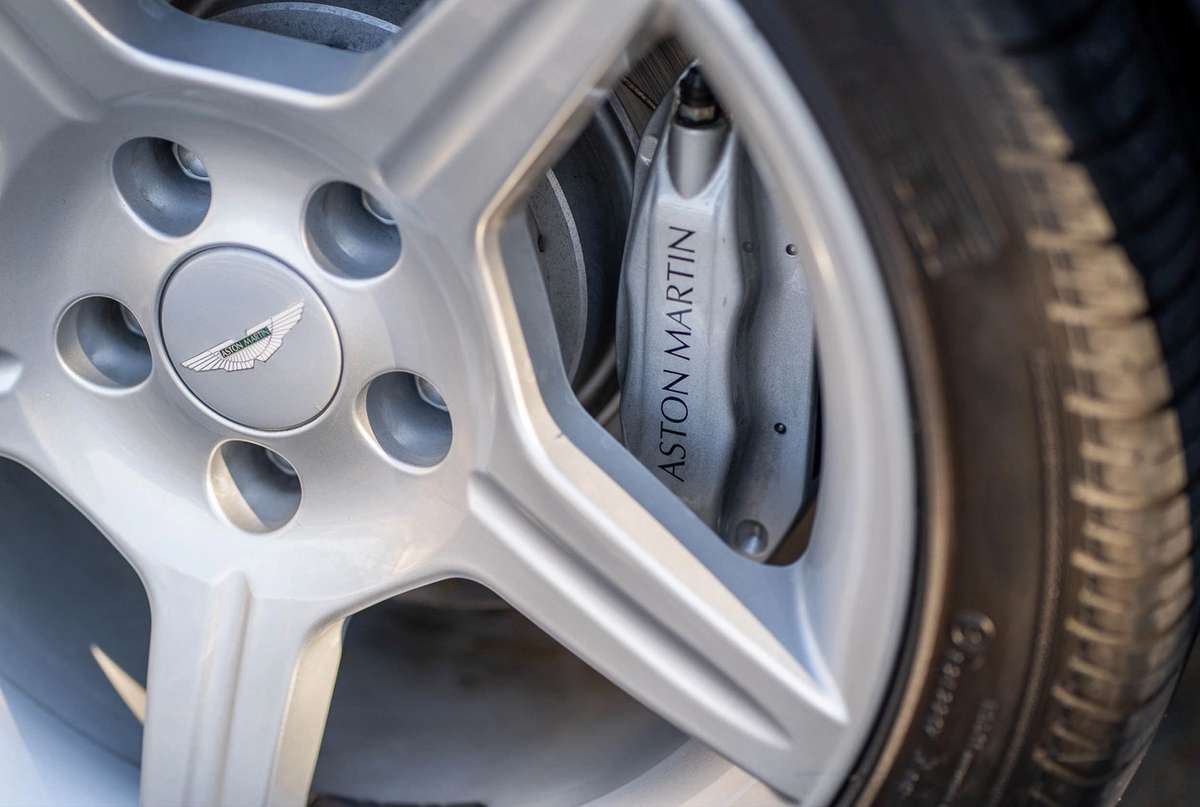 عجلات Aston Martin DB AR1