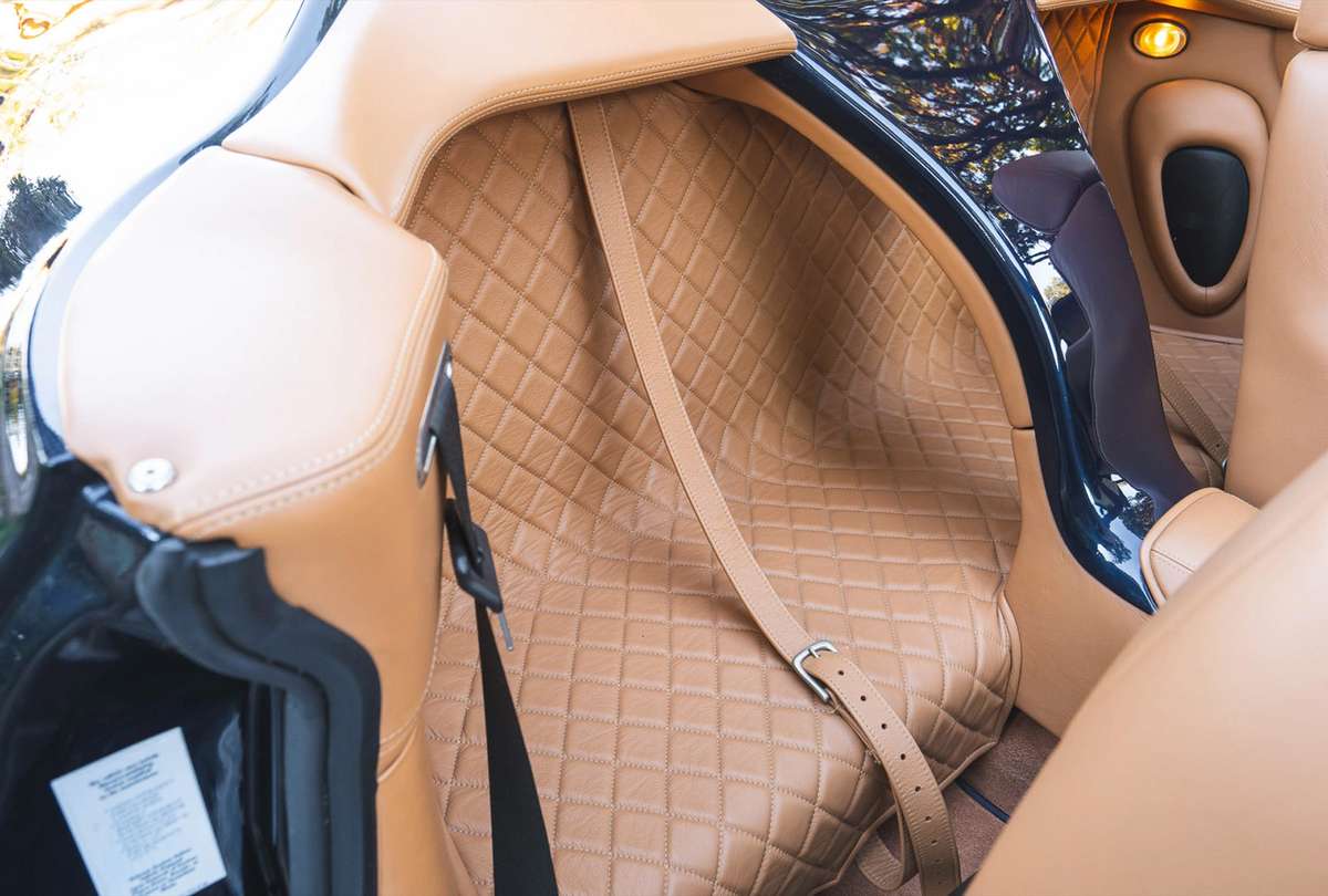 أستون مارتن Aston Martin DB AR1 داخلية