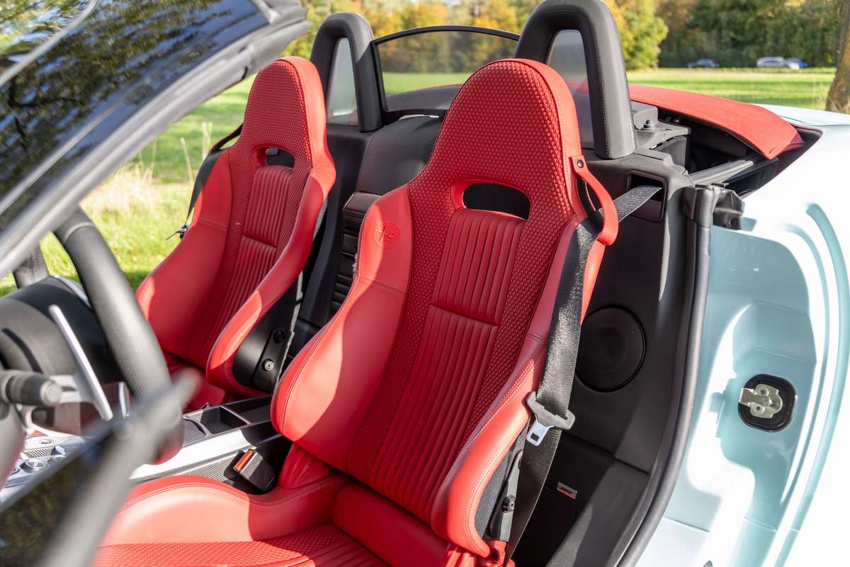  الفا روميو Blu Celeste 8C Spider مقاعد