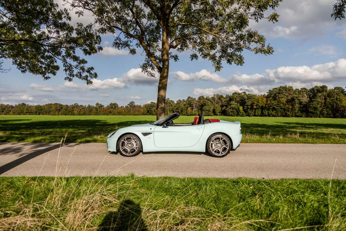  الفا روميو Blu Celeste 8C Spider اداء