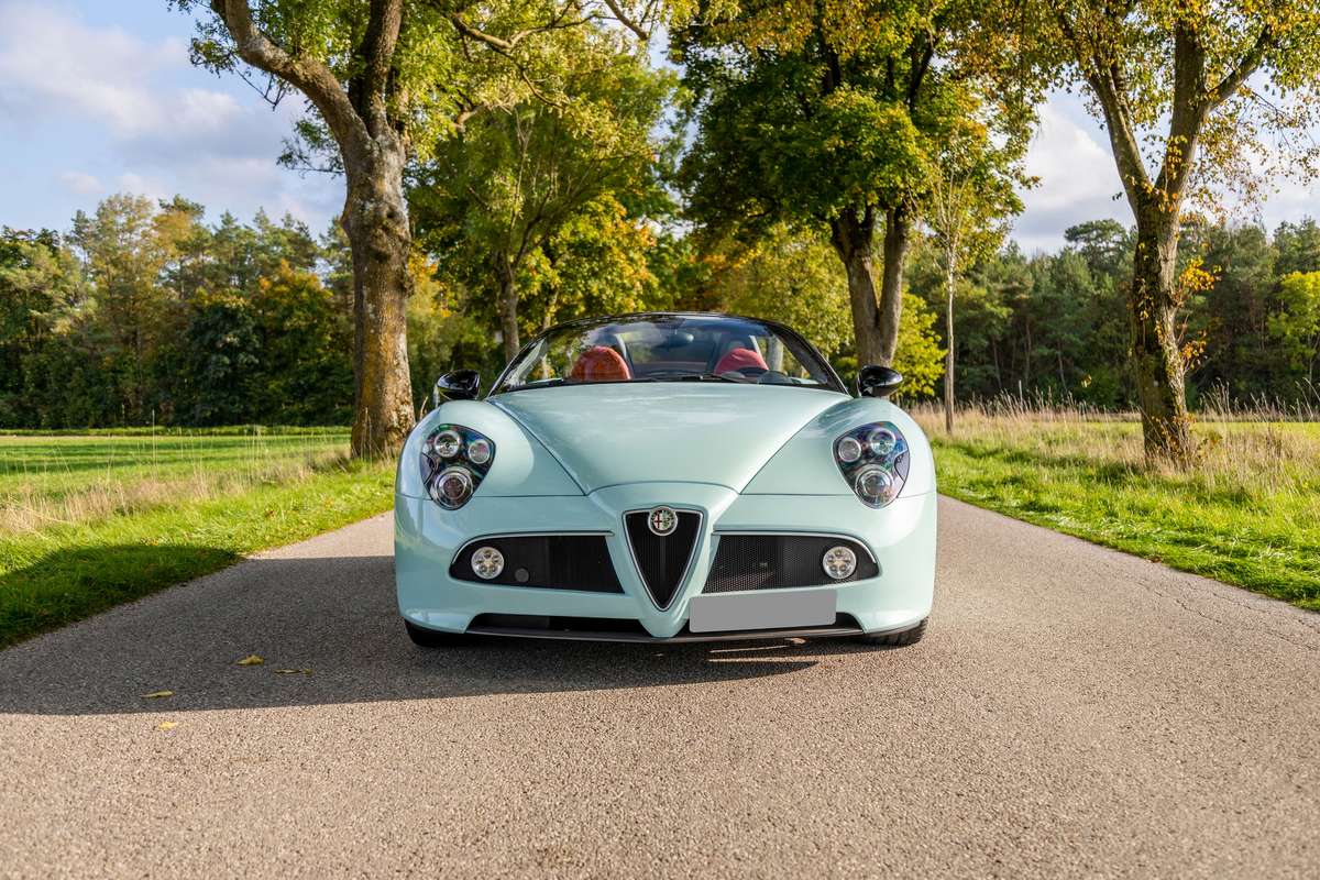  الفا روميو Blu Celeste 8C Spider مقدمة