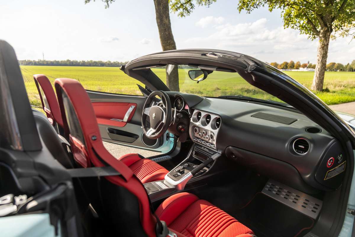  الفا روميو Blu Celeste 8C Spider داخلية