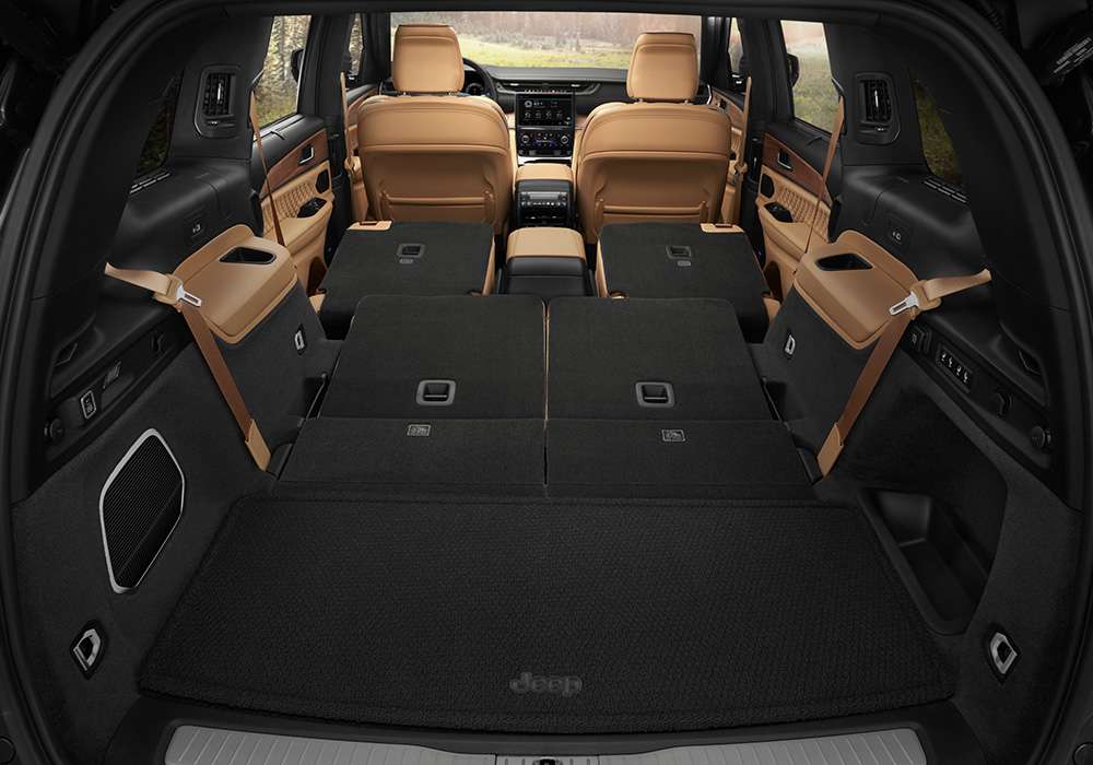2022 Jeep Grand Cherokee interior