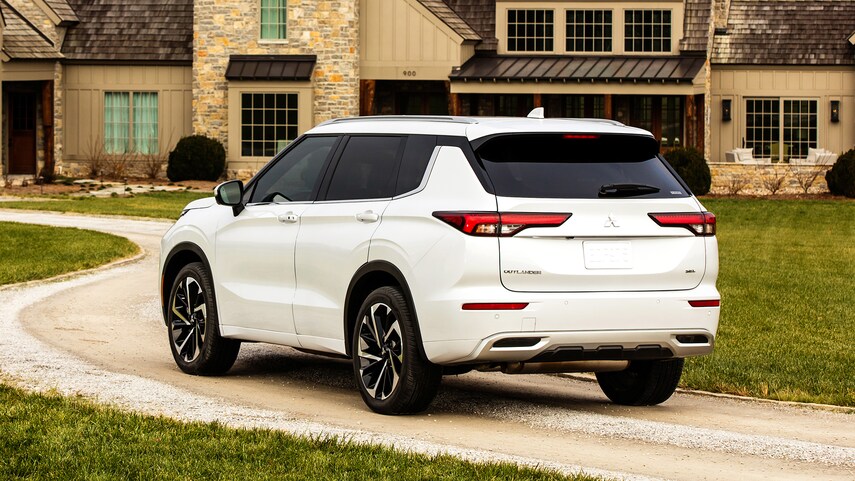 mitsubishi-outlander-2022-rear-side