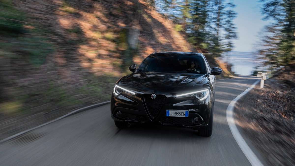 2023_alfa_romeo_giulia_and_stelvio_estrema