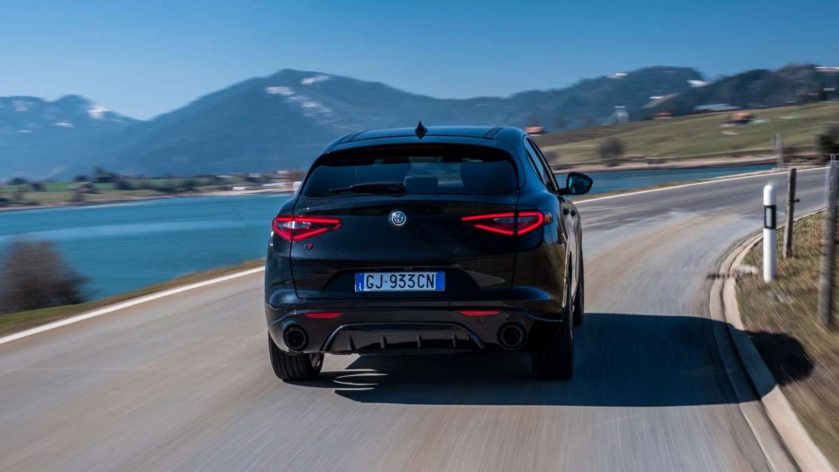 2023_alfa_romeo_giulia_and_stelvio_estrema