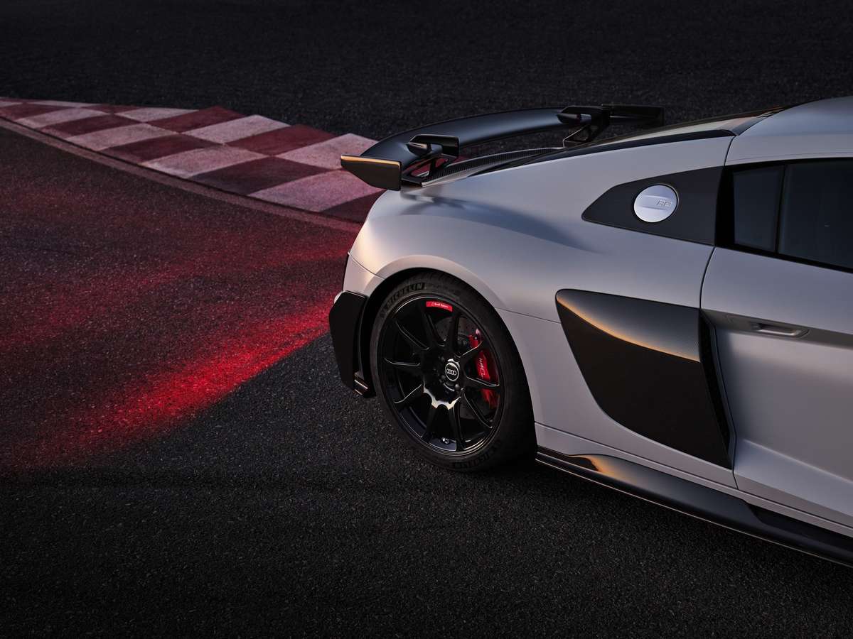 عجلات رياضية R8 جي تي 2023 