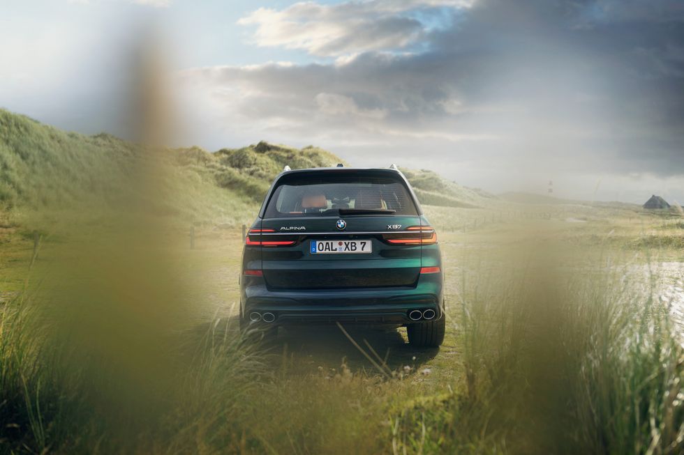  2023 Alpina XB7 جزء خلفي