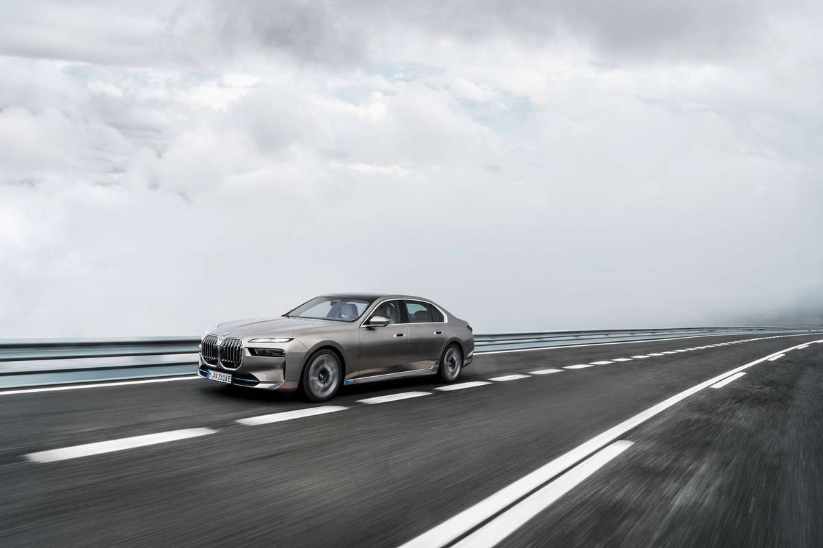 2023_bmw_i7- front-end