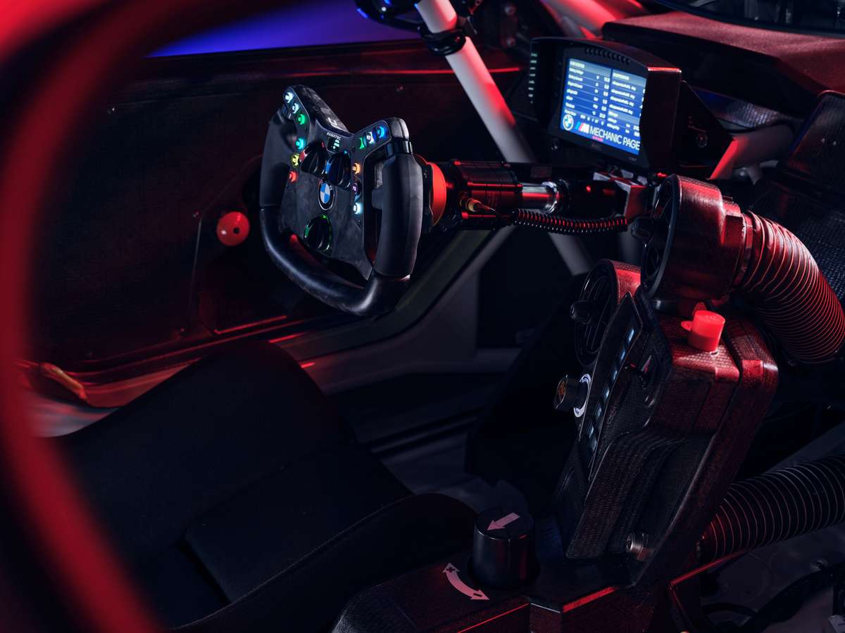 سيارة بي ام دبليو M4 GT4 داخلية