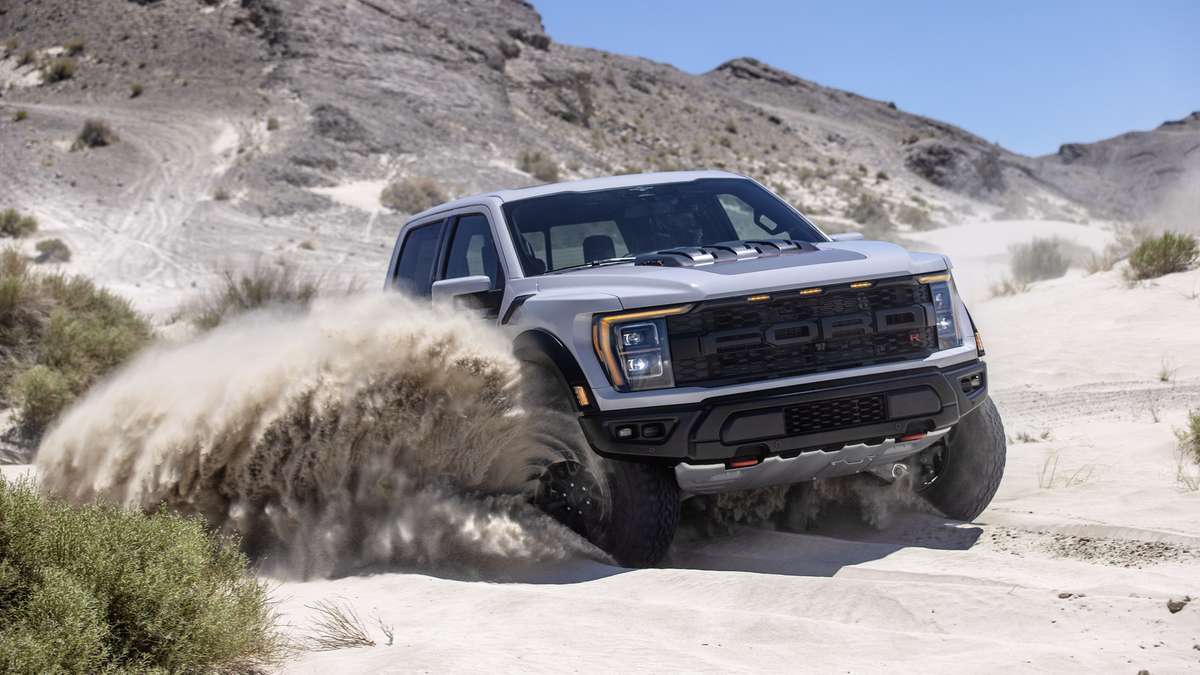 اب رابتر F-150 Raptor R ار في الصحراء