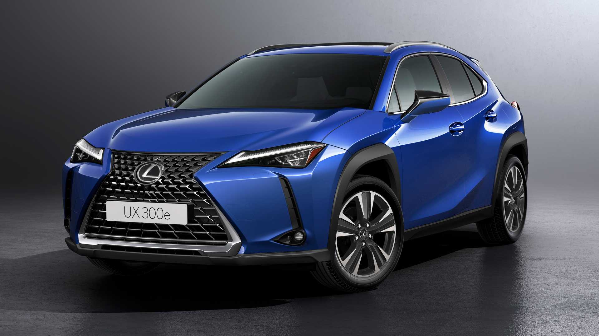 لكزس UX 300e 2023  مقدمة وعجلات شبكة أمامية