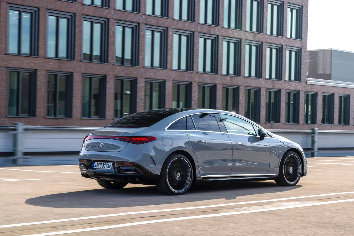  305 سيارة 2023 Mercedes EQE شكل