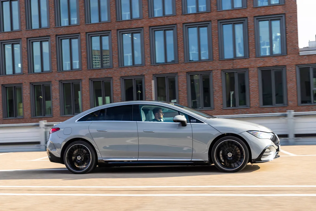  305 سيارة 2023 Mercedes EQE