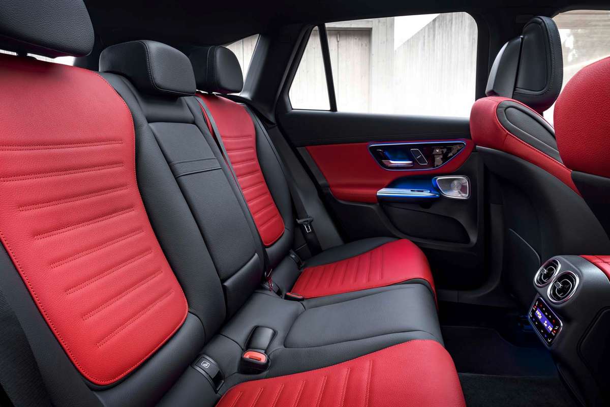 GLC-Class-مرسيدس-مقاعد-حمراء