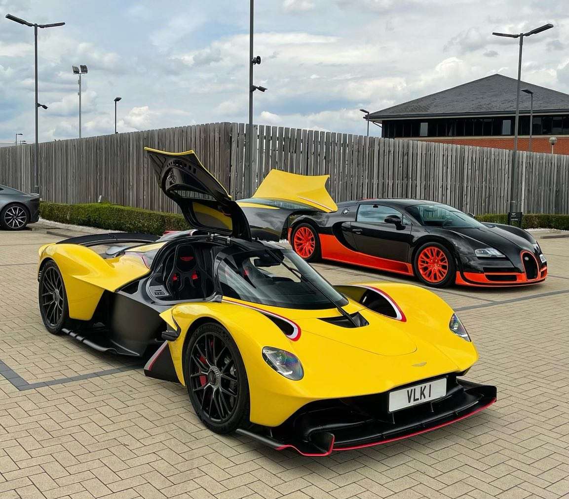 ASTON MARTIN VALKYRIE yellow