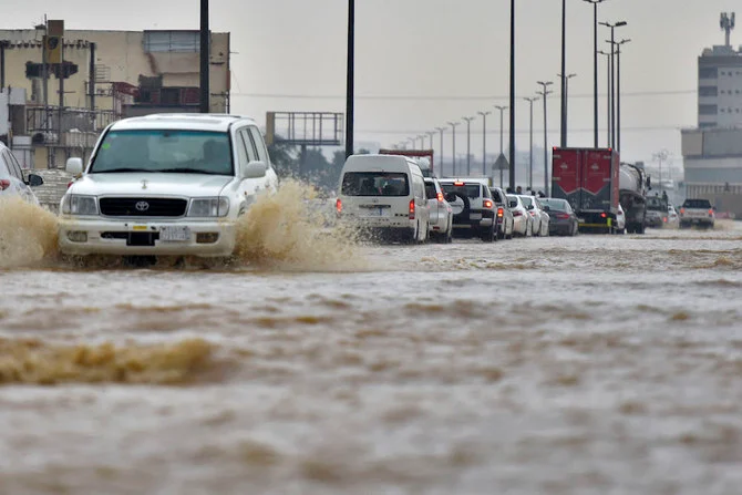 قيادة-في-المطر-سيول-السعودية