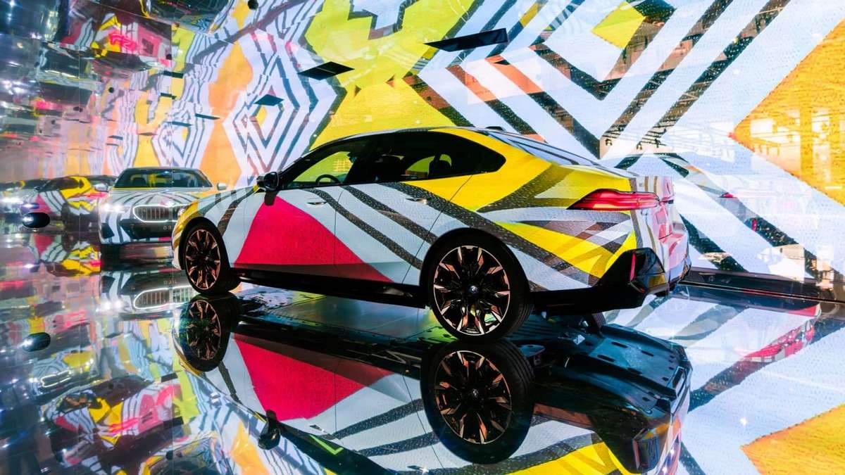 بي ام دليو اي 5 في معرض The Electric AI Canvas