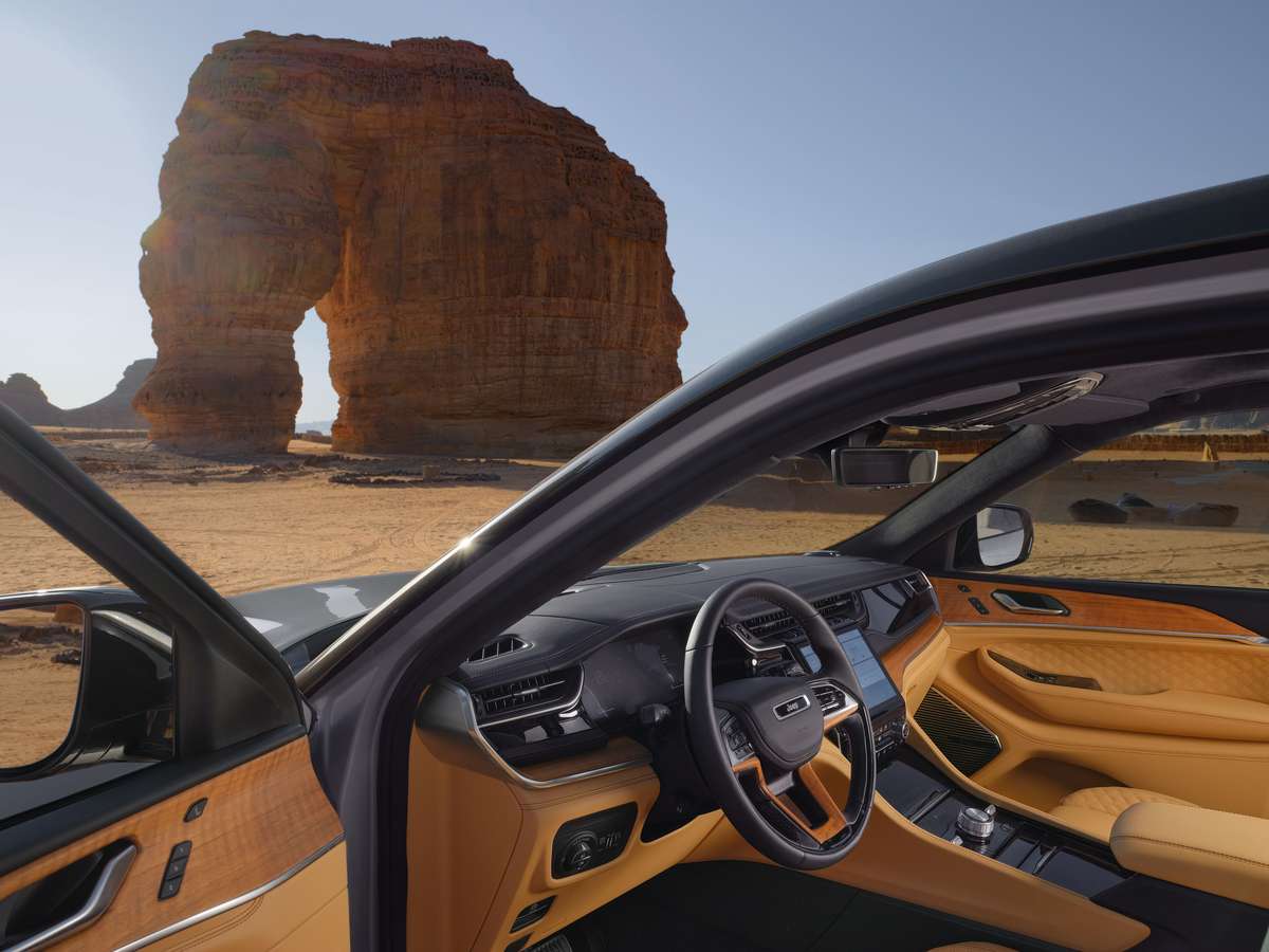 2023 grand cherokee in the desert