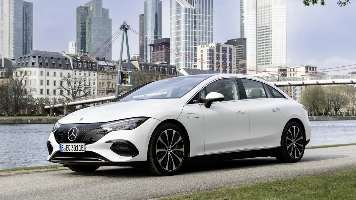  305سيارة 2023 Mercedes EQE تصميم