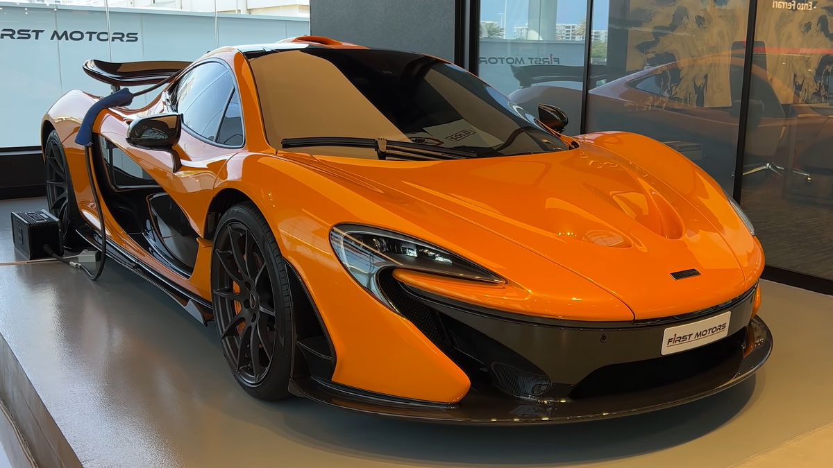 F1rst-Motors-showroom