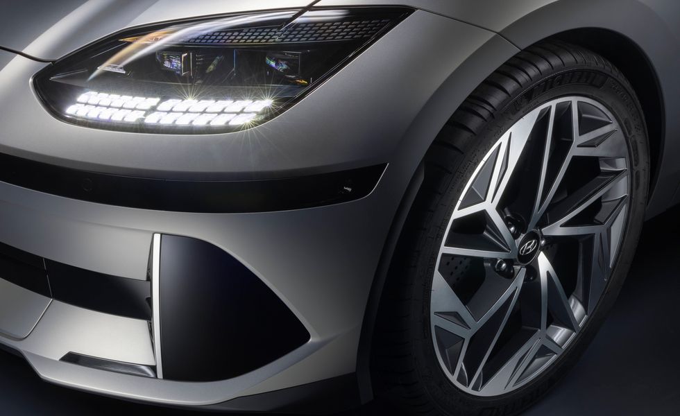 2024_hyundai_ioniq_6-Lights