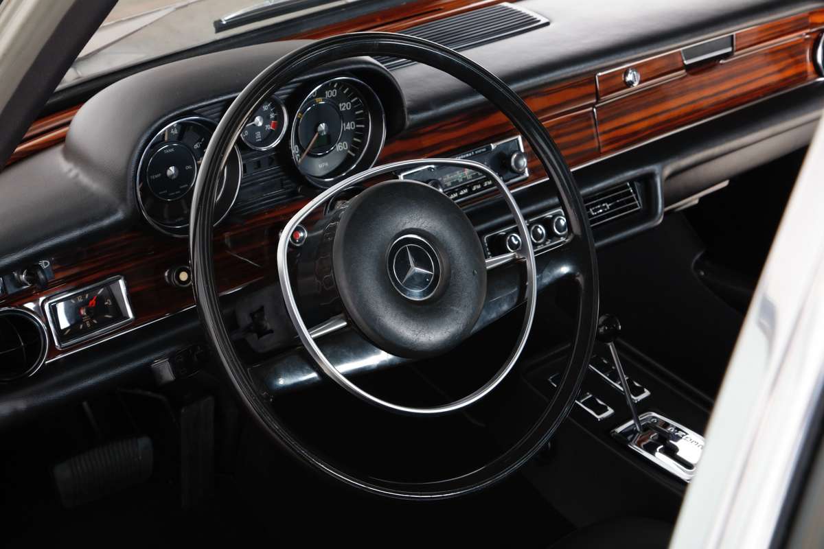 مرسيدس 300 SEL 1971 عجلة قيادة