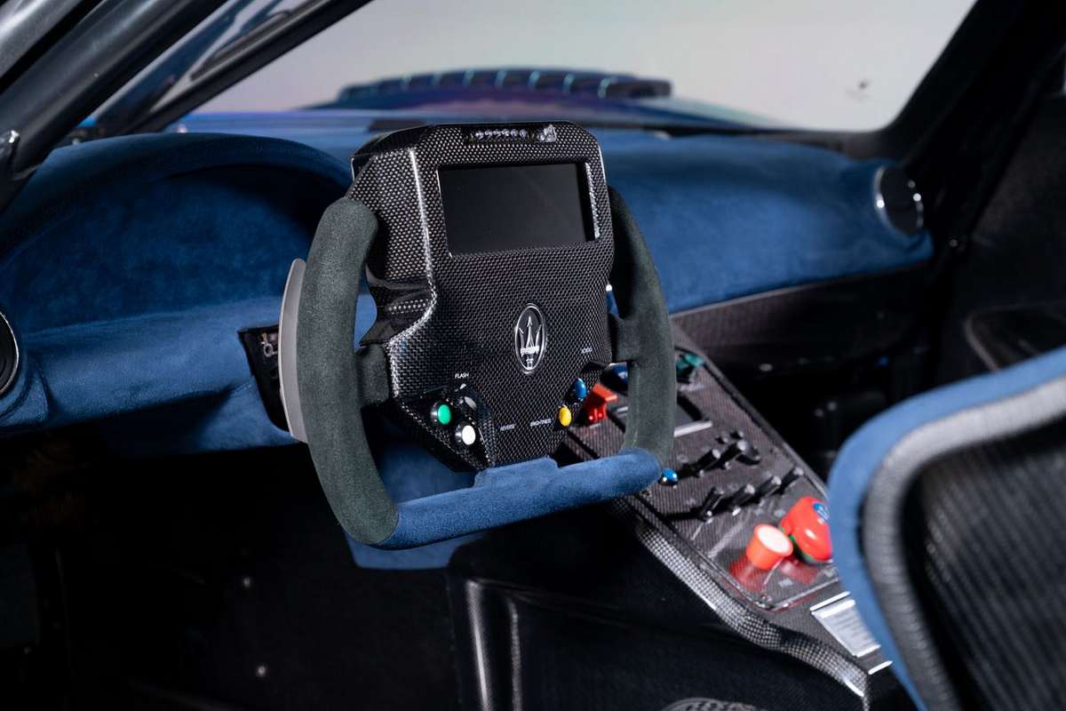 مازيراتي MC12 Versione Corse عجلة قيادة