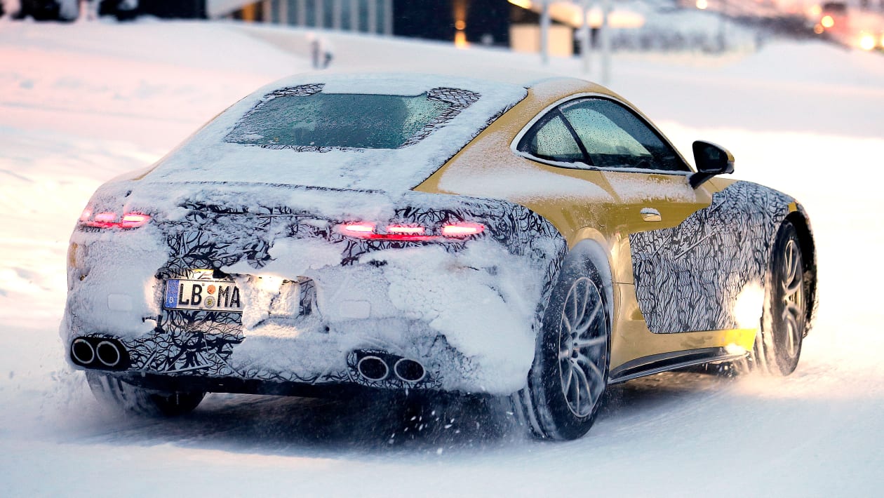 سيارة صفراء مرسيدس AMG GT 2023