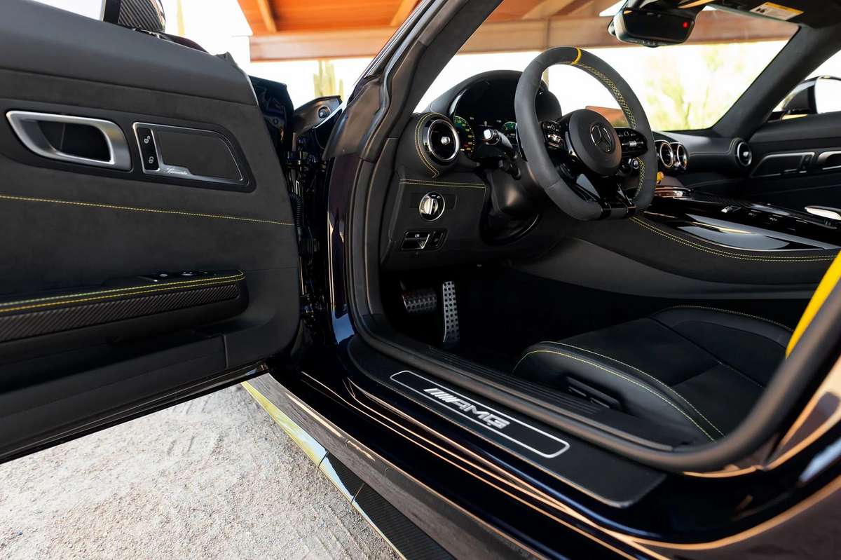 مرسيدس-amg-gt-r-pro-من-الداخل