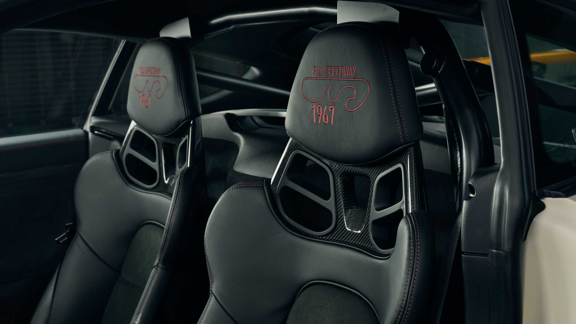  بورشه 718 كايمان GT4 مقاعد