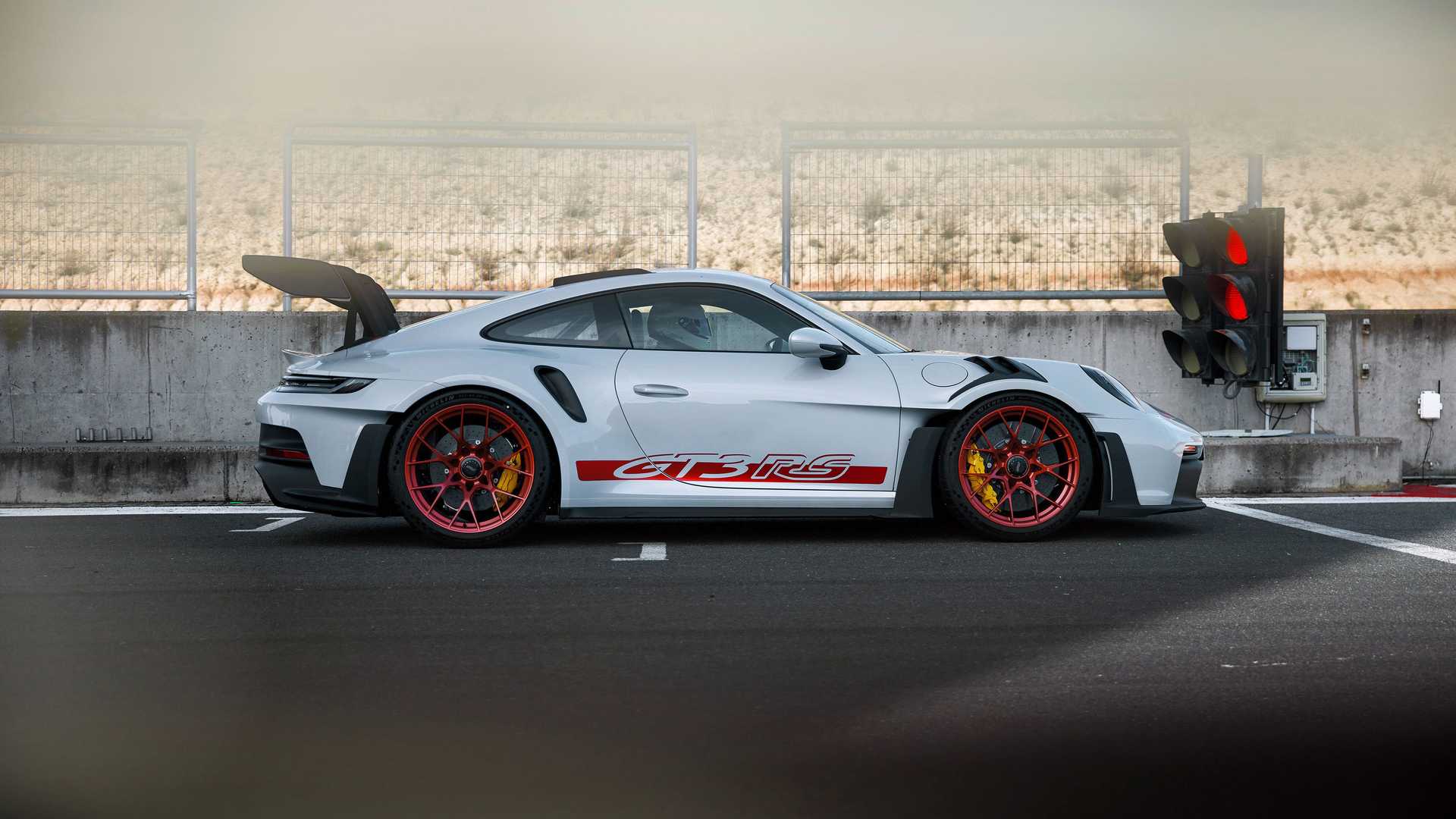 من-الجانب-بورش-GT-RS